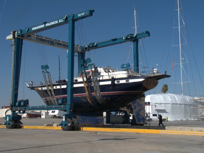 Jongert sailing yacht Baltic Dreams receives paint at Varadero Valencia