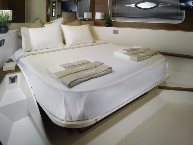 Numarine 78’ Hard Top motor yacht cabin 