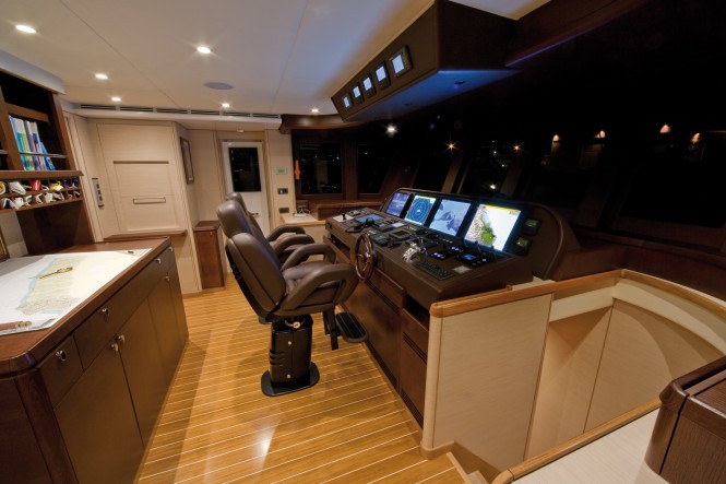 86 Darwin Class motor yacht VITADIMARE 3