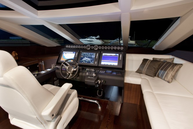 Galeon 780 Crystal yacht - Helm station Galeon 780 Crystal yacht - Helm station