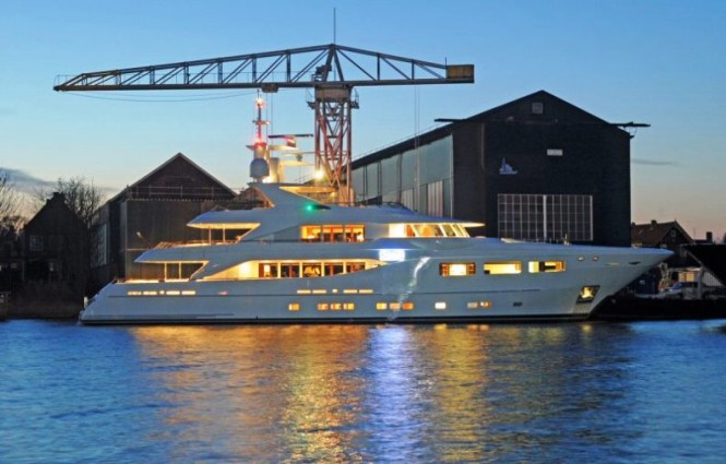 39m superyacht SnowbirD