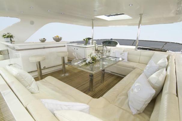 Horizon E88 yacht flybridge