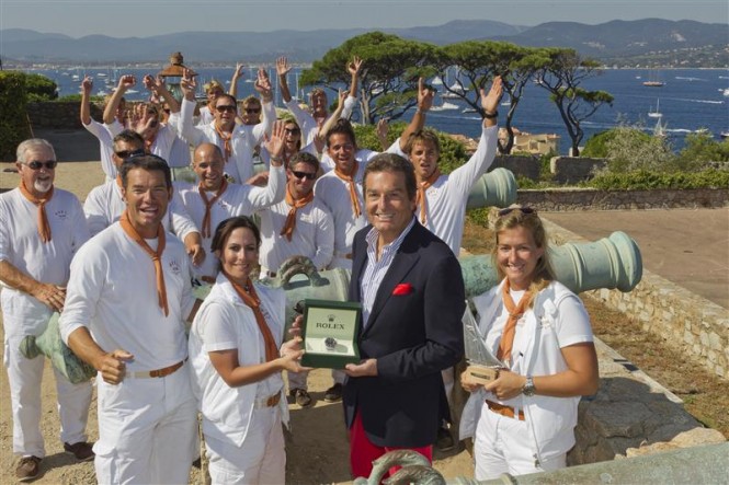 Skipper Chris Austin, Alessandra Gucci, Philippe Schaeffer, Director of Rolex France, Allegra Gucci, (front row L-R) and the team of AVEL, winner of the Rolex Trophy Photo By Rolex  Carlo Borlenghi