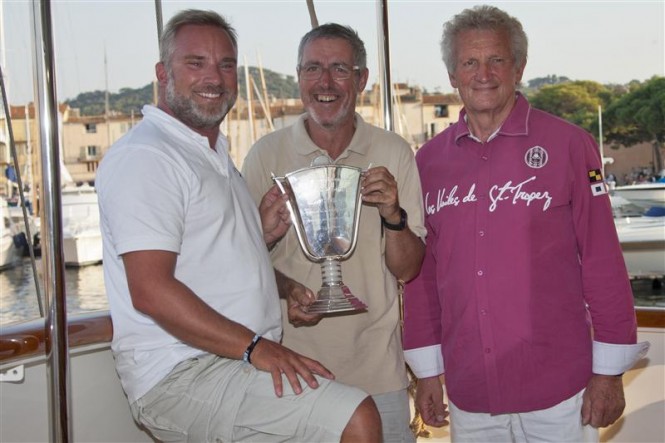 Tara Getty (SKYLARK), Griff Rhys Jones (ARGYLL) and André Beaufils with the Blue Bird Cup for their challenge match race Photo By Rolex  Carlo Borlenghi
