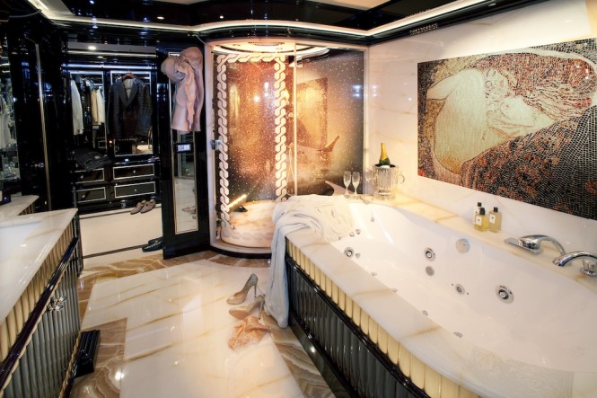 Ultra-luxurious Owner's bathroom - Superyacht Alexander Again by Mondo Marine - Photo Alessio Baleri