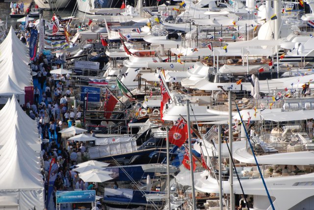 Visitors at the 2011 Monaco Yacht Show - Photo Pierre Pettavino