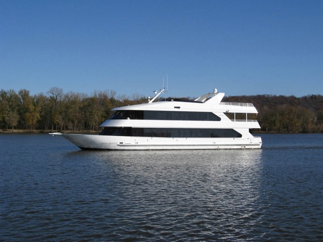 105ft motor yacht Lady of the Lake built by Skipper Manufacturing