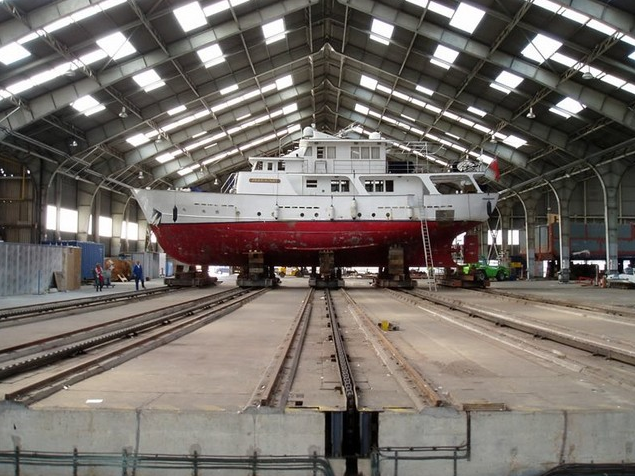 1500 ton horizontal lift at Solent Refit 1500 ton horizontal lift at Solent Refit