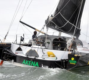 IMOCA Open 60 sailing yacht Akena Vérandas´ mast broken