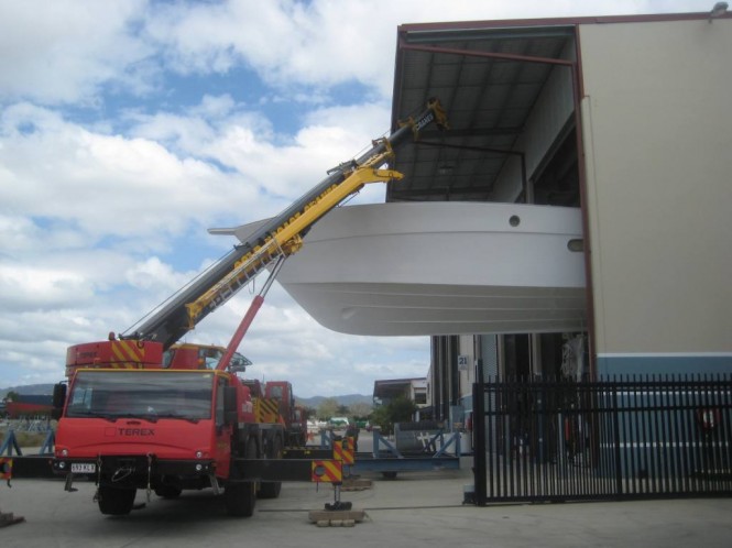 The 75 hull was lifted out of the mold using a 30 tonne and 50 tonne crane