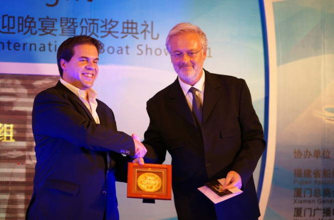 The luxury yacht Azimut Grande 120SL´s “Biggest Motor Yacht Model Sold in China ( International Brand)” Award