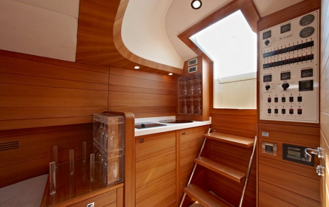Alen yacht tender´s oak interior - Photo: N. Claris