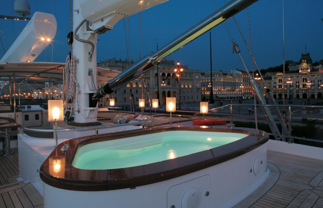 Perini Navi luxury yacht Rosehearty - Spa Pool