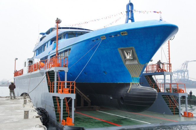 Horizon EP148 superyacht on floating dock