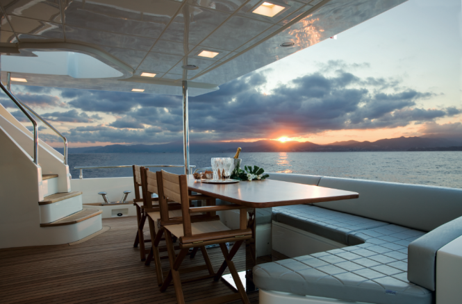 Luxury Motor Yacht Azimut 88 - cockpit Luxury Motor Yacht Azimut 88 - cockpit