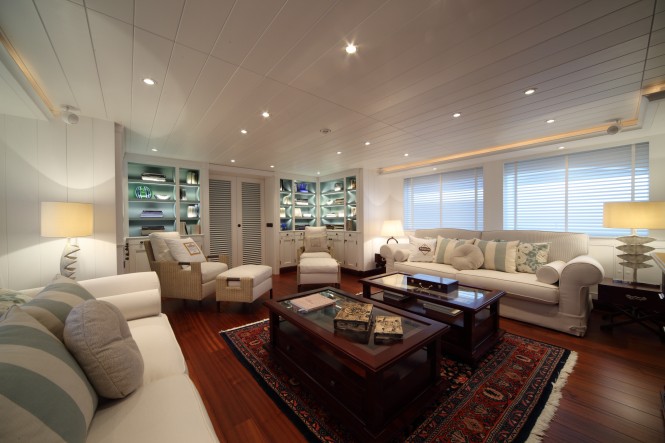 Luxury motor yacht Lady Trudy - Main Saloon