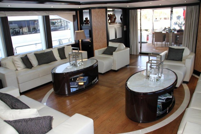 Majesty 125 charter yacht Grenadines III - Main Saloon