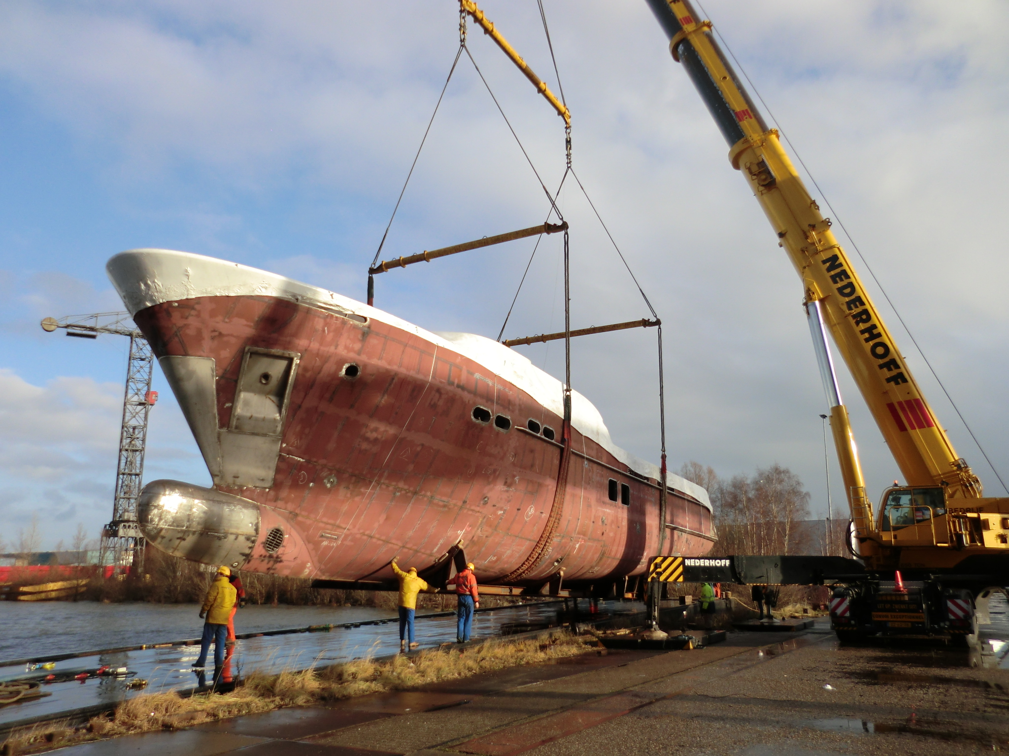 Moonen 100 Explorer Yacht Hull arrives at Moonen Yachts — Yacht Charter