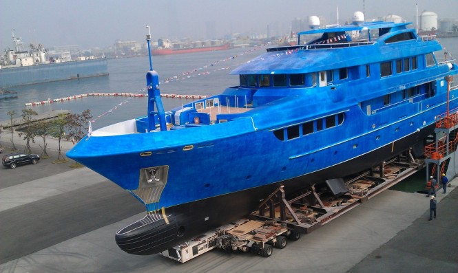 Rolling out of the Horizon EP148 superyacht into floating dock