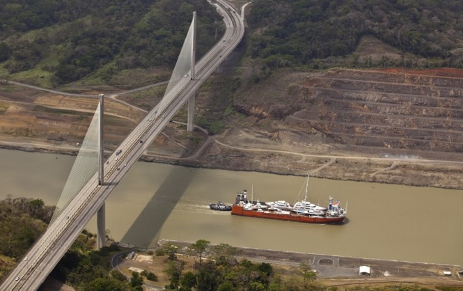 Super Servant 4 coasts through the Panama Canal after a stopover in Golfito, Costa Rica before beginning its voyage to Brisbane, Australia. (Photo credit: Onne van der Wal) 