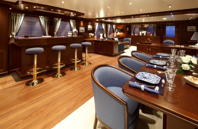 Super Yacht Axantha II - Main saloon