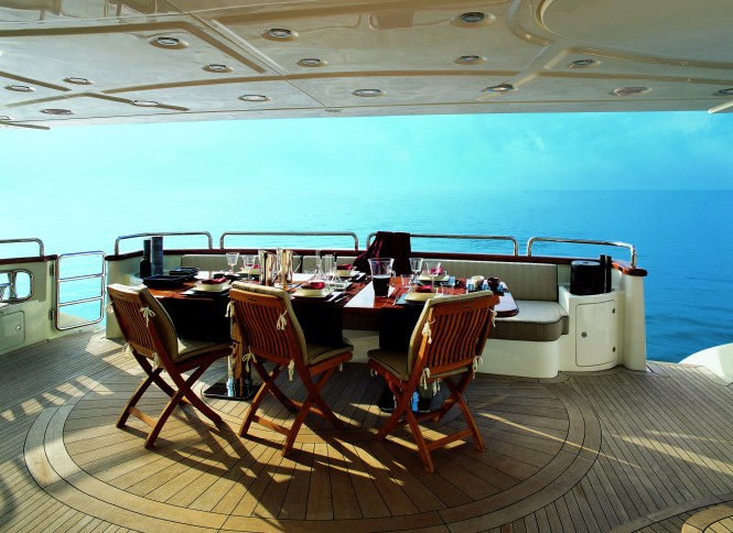 Azimut luxury yacht Cinque Exterior