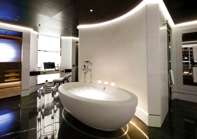 Luxury Yacht Numptia - Owner's suite bath