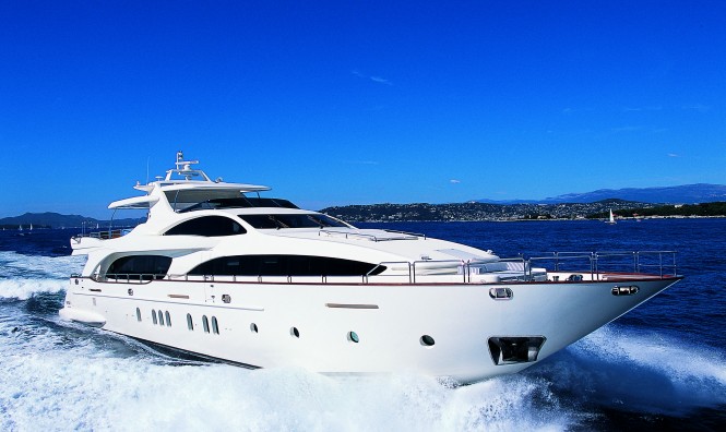 The Grande 116 luxury motor yacht Cinque running