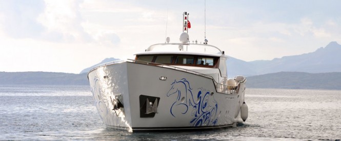 The luxury yacht AD5 - front view