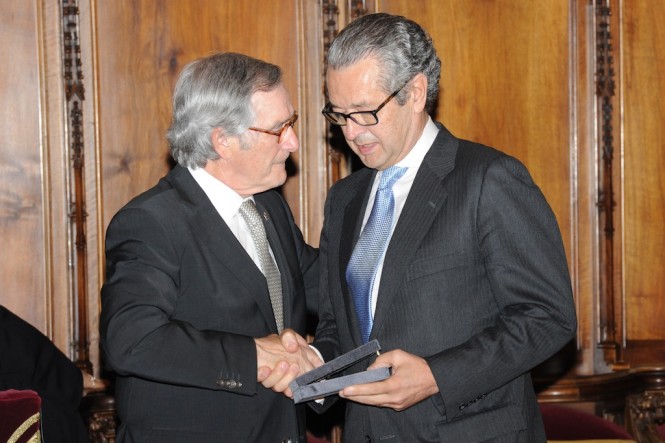 Luis Conde receiving the medal from Barcelona's Mayor