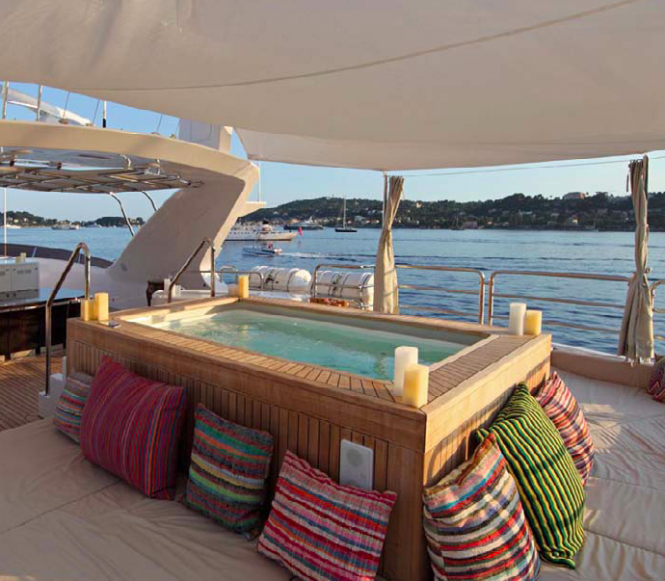 Luxury charter yacht Told u So - Spa Pool