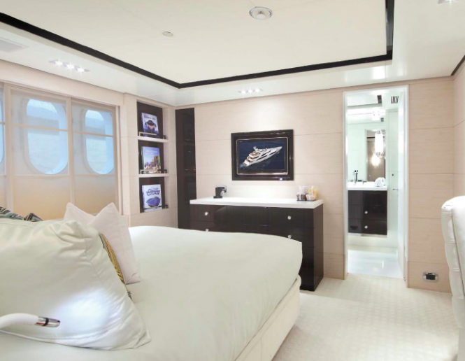 Motor Yacht Told u So - White guest suite