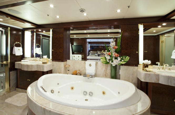 Noble House Yacht - Master Bathroom