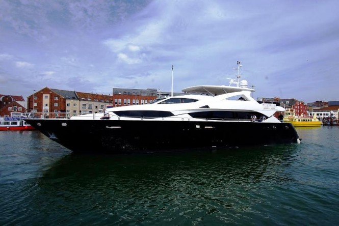 34m charter yacht Black and White by Sunseeker