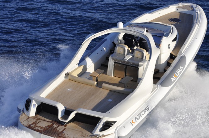 Akuma 50 yacht - rear view