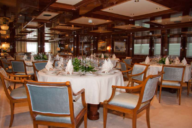 Charter Yacht O'Mega Dining