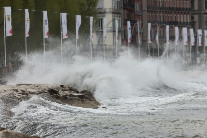 Heavy seas and strong winds in Naples on Saturday morning
