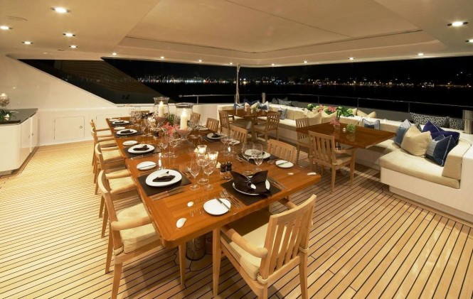 Luxury charter yacht CLOUD 9  Aft Dining