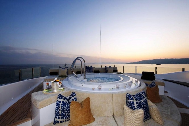 Motor Yacht CLOUD 9  Spa Pool