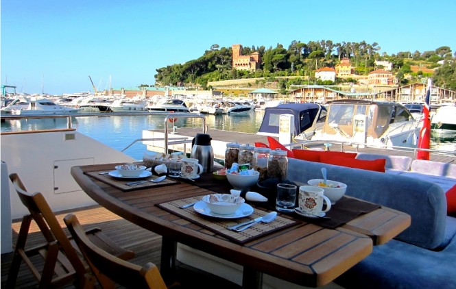 Motor Yacht JR - Alfresco Dining.