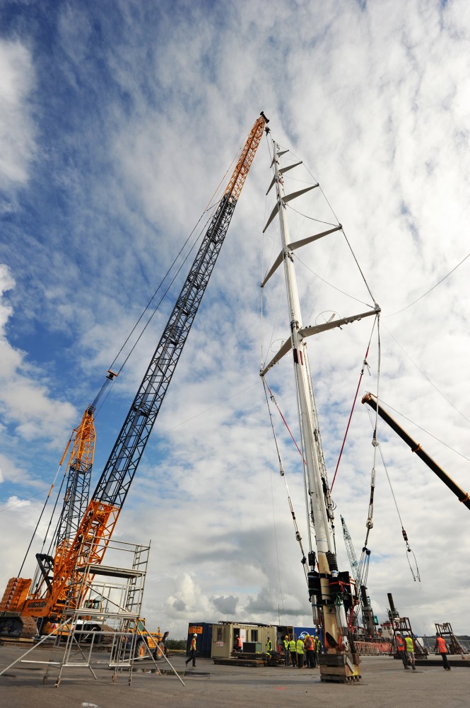 Destepping of the world’s largest mast of the 75.2m sailing yacht M5 (ex Mirabella V)