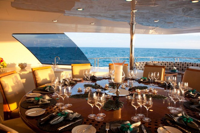 Al-fresco dining - motor yacht Glaze