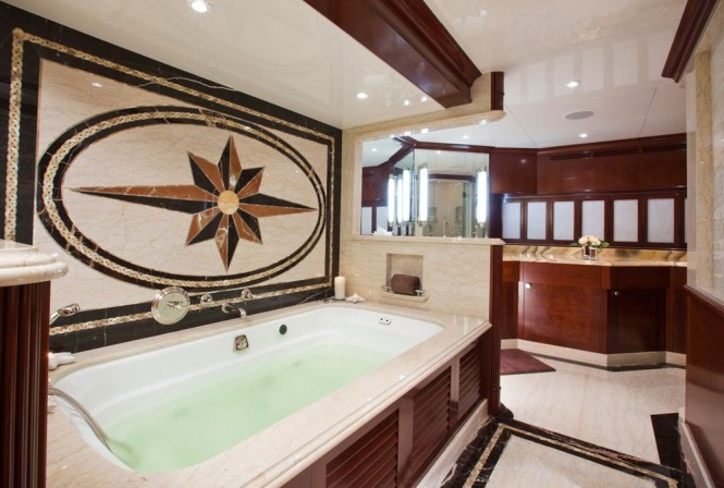 Charter yacht Glaze - Master bathroom