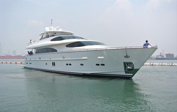 Horizon RP97 luxury motor yacht Summer Wind