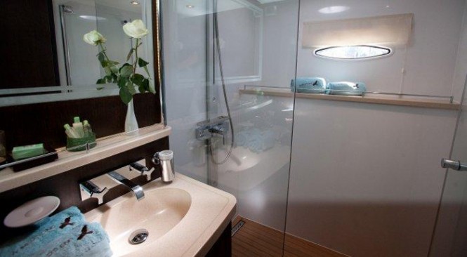 Luxury sailing yacht World's End -bathroom