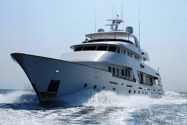 Luxury yacht DAY DREAM - Underway