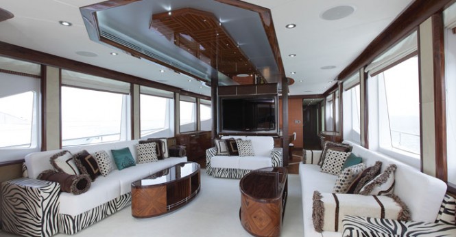 Luxury yacht Majesty 101 Main Saloon
