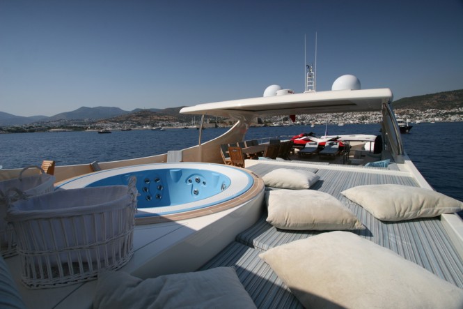 M&M yacht - Flybridge and Spa Pool