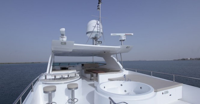 Majesty 101 superyacht Flybridge