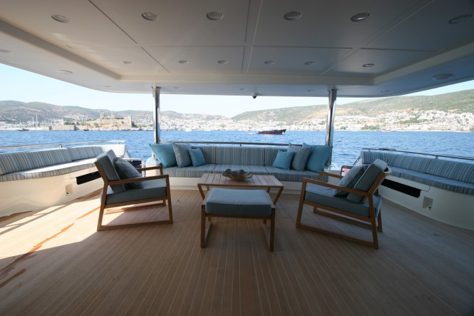 Motor Yacht M&M - Aft Seating Area